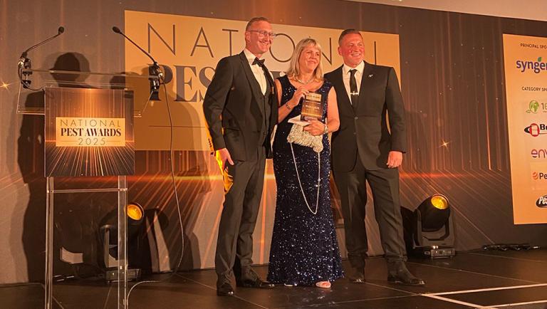 1024_x_576_julia_pittman_of_beaver_pest_control_receives_di_award.jpg