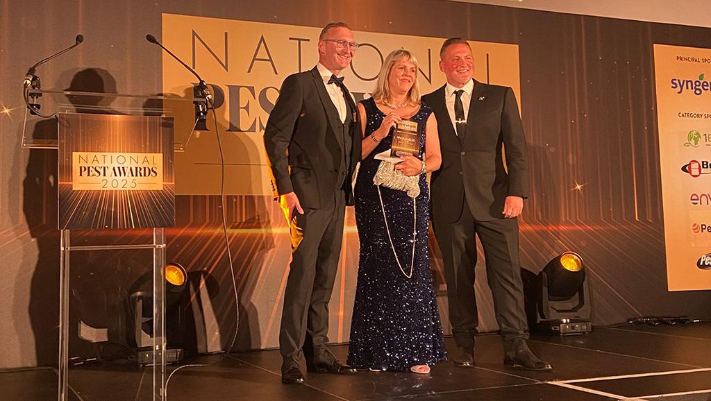 1024_x_576_julia_pittman_of_beaver_pest_control_receives_di_award.jpg